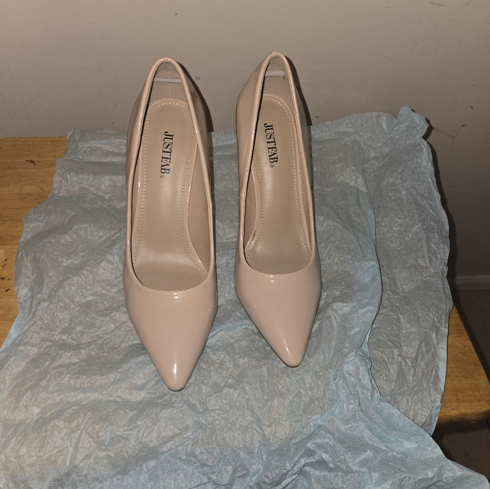JustFab Women's Cream Pumps